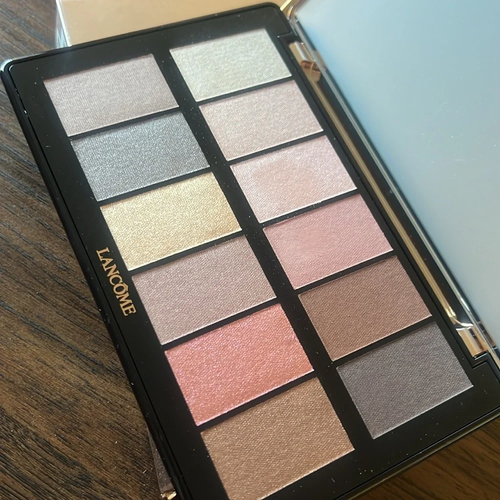 Eyeshadow Palette - Never used,  A color has a finger mark!